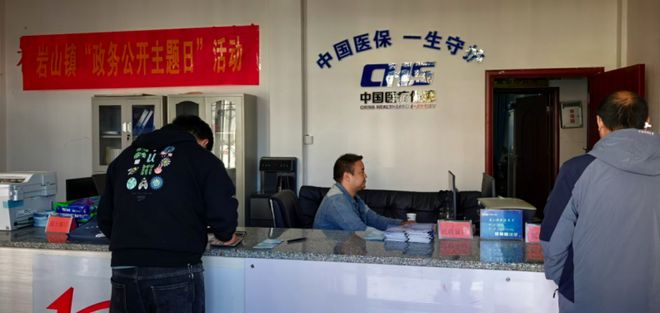 政策下基层 服务零距离 洞口县岩山镇政务公开日搭起便民“连心桥”